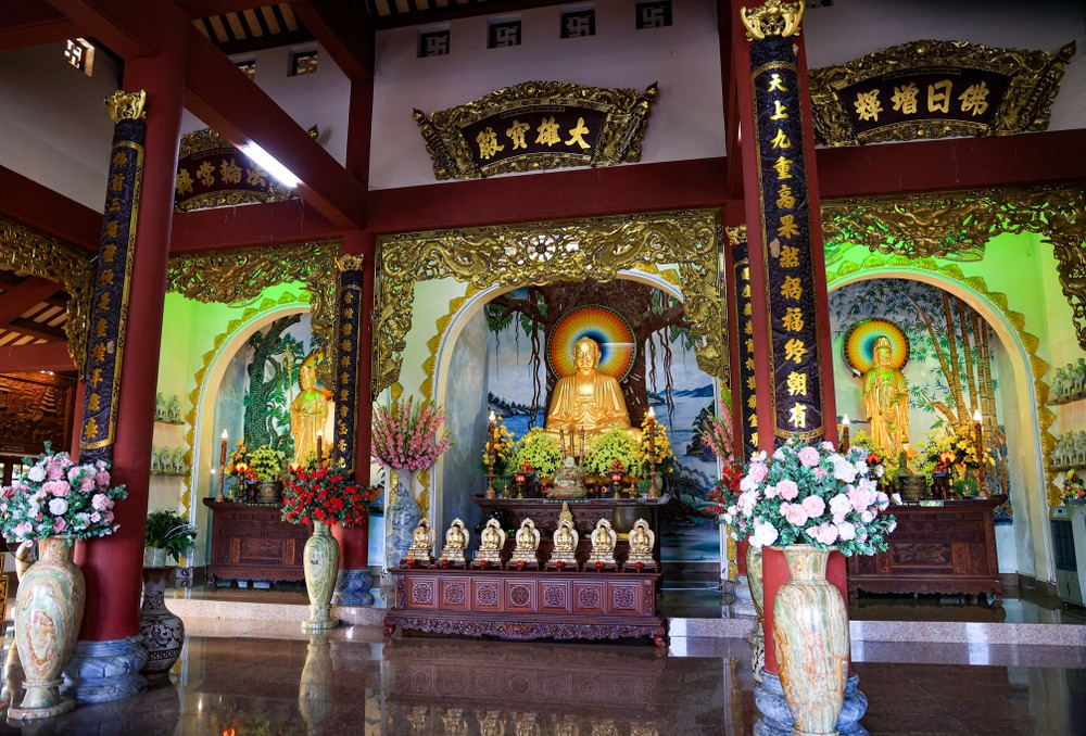Không gian chánh điện trang nghiêm